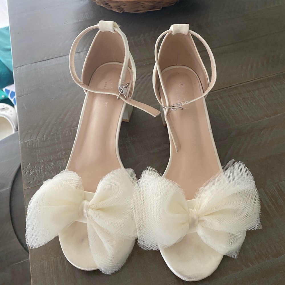 Chic Cream Heels with Tulle Bow